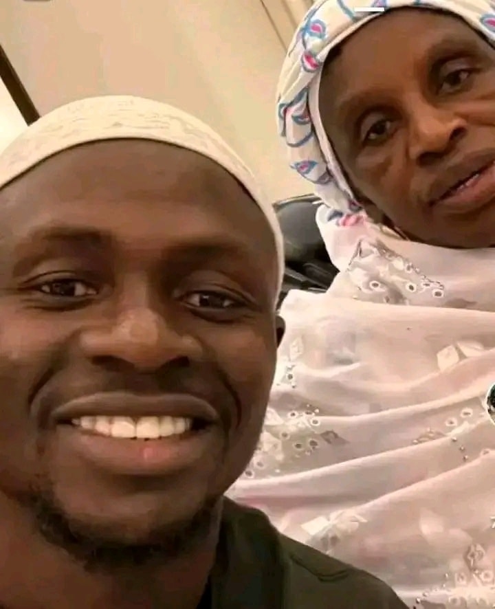 AfricanHub_'s tweet image. Sadio Mane and his mother.