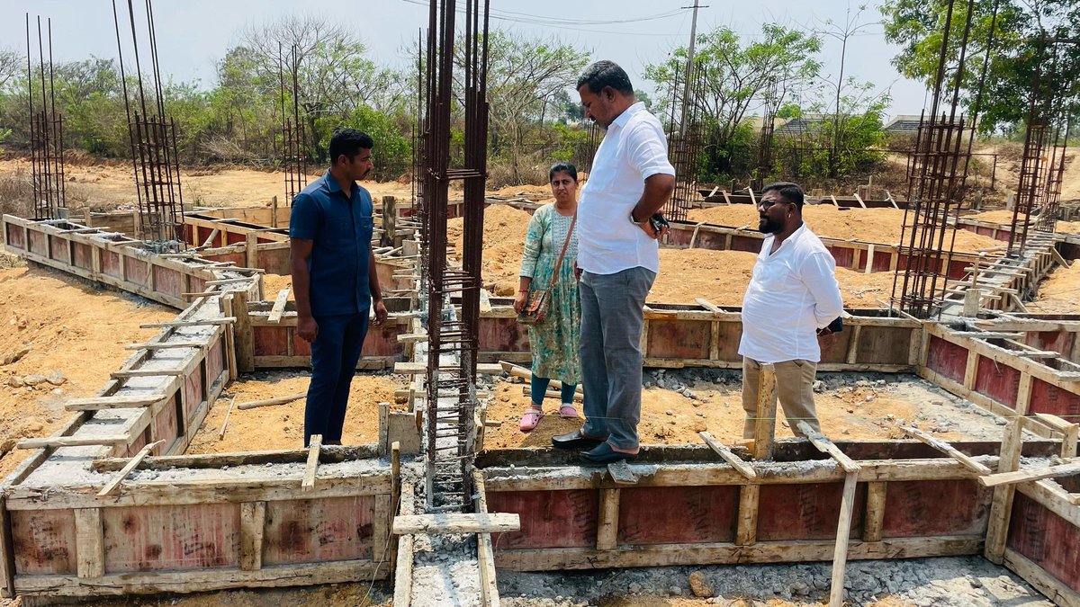 CementManju's tweet photo. ಆಲೂರು ನಗರದಲ್ಲಿ ನಿರ್ಮಾಣವಾಗುತ್ತಿರುವ ಆಲೂರು ಸರ್ಕಾರಿ ಪ್ರಥಮ ದರ್ಜೆ ಕಾಲೇಜಿನ ನೂತನ ಕಟ್ಟಡ ಕಾಮಗಾರಿ ಸ್ಥಳಕ್ಕೆ ಭೇಟಿ ನೀಡಿ ಪರಿಶೀಲನೆ ನಡೆಸಿ, ಗುತ್ತಿಗೆದಾರರಿಗೆ ಉತ್ತಮ ಗುಣಮಟ್ಟದ ಕಾಮಗಾರಿ ನಡೆಸುವಂತೆ ಸೂಚಿಸಿದೆ.
#FirstGradeCollege #Aluru #CementManju https://t.co/OnjtotHbf8