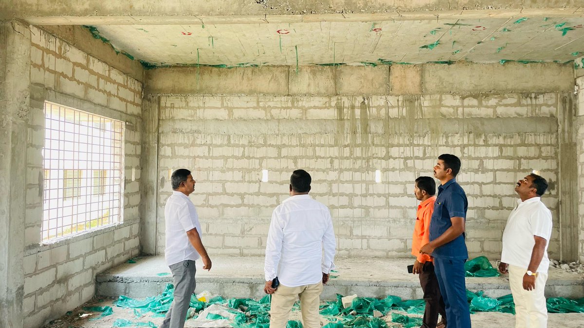 CementManju's tweet photo. ಆಲೂರು ನಗರದಲ್ಲಿ ನಿರ್ಮಾಣವಾಗುತ್ತಿರುವ ಆಲೂರು ಸರ್ಕಾರಿ ಪ್ರಥಮ ದರ್ಜೆ ಕಾಲೇಜಿನ ನೂತನ ಕಟ್ಟಡ ಕಾಮಗಾರಿ ಸ್ಥಳಕ್ಕೆ ಭೇಟಿ ನೀಡಿ ಪರಿಶೀಲನೆ ನಡೆಸಿ, ಗುತ್ತಿಗೆದಾರರಿಗೆ ಉತ್ತಮ ಗುಣಮಟ್ಟದ ಕಾಮಗಾರಿ ನಡೆಸುವಂತೆ ಸೂಚಿಸಿದೆ.
#FirstGradeCollege #Aluru #CementManju https://t.co/OnjtotHbf8