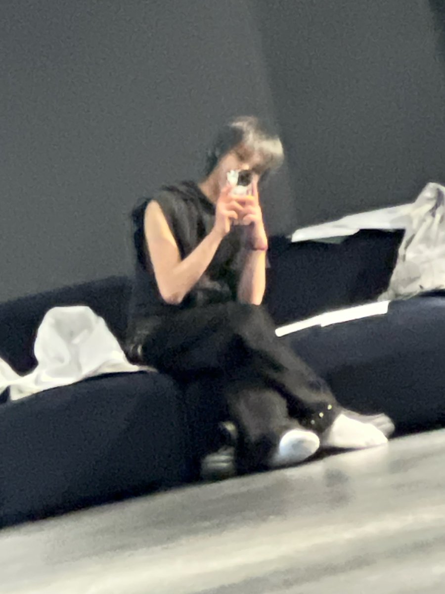 กี๊ดดด ซ้อมหนัก หัวยุ่ง ผมสีใหม่ด้วยๆๆ แต่ยังน่ารักมากกก เดี๋ยวนี้อารมณ์ดีมาก มีไรก็มาบอกๆๆๆ วันนี้มาบับเบิลบอก ‘เด๊ะเจอกันในรายการวิทยุนะค้าบบบ’ 💕💕💕