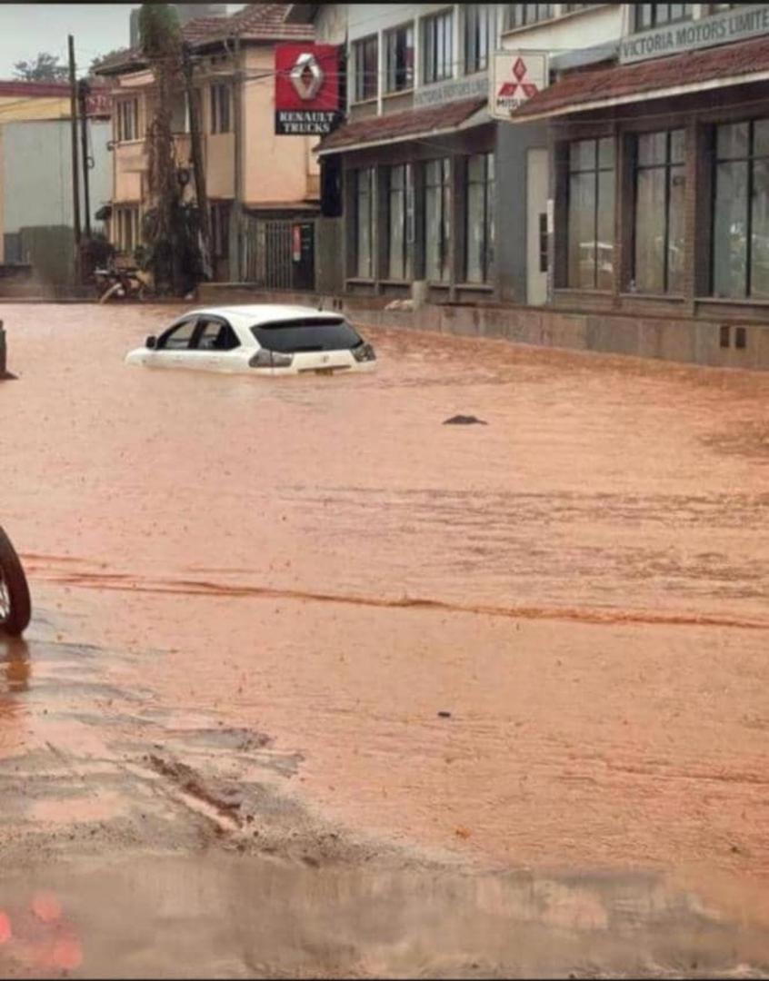 Fridays4FutureU's tweet image. Wake-up-call!!! The heavy rains and floods in Kampala this morning are a stark reminder of the urgent need for #ClimateResilientInfrastructure! We can't keep rebuilding and repairing. Let us adapt and invest in resilient infrastructure to protect lives, livelihoods and our