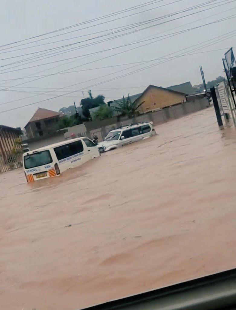 Fridays4FutureU's tweet image. Wake-up-call!!! The heavy rains and floods in Kampala this morning are a stark reminder of the urgent need for #ClimateResilientInfrastructure! We can't keep rebuilding and repairing. Let us adapt and invest in resilient infrastructure to protect lives, livelihoods and our