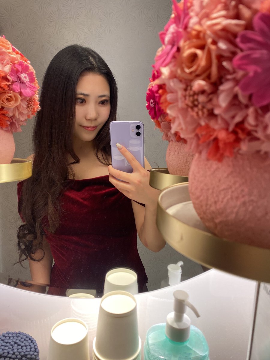 お久しぶりです🌹♡

実は昨年末にAV女優としての活動を終えました。しっかりとご報告ができておらずすみません。

そして今は、六本木の【Red Dragon】で
『紗優梨』として働いています🐉❤️
お酒は大好きなので、一緒に乾杯できたら嬉しいです🥂✨
会いに来てくれたら飛んで喜びます😊
待ってます🩵