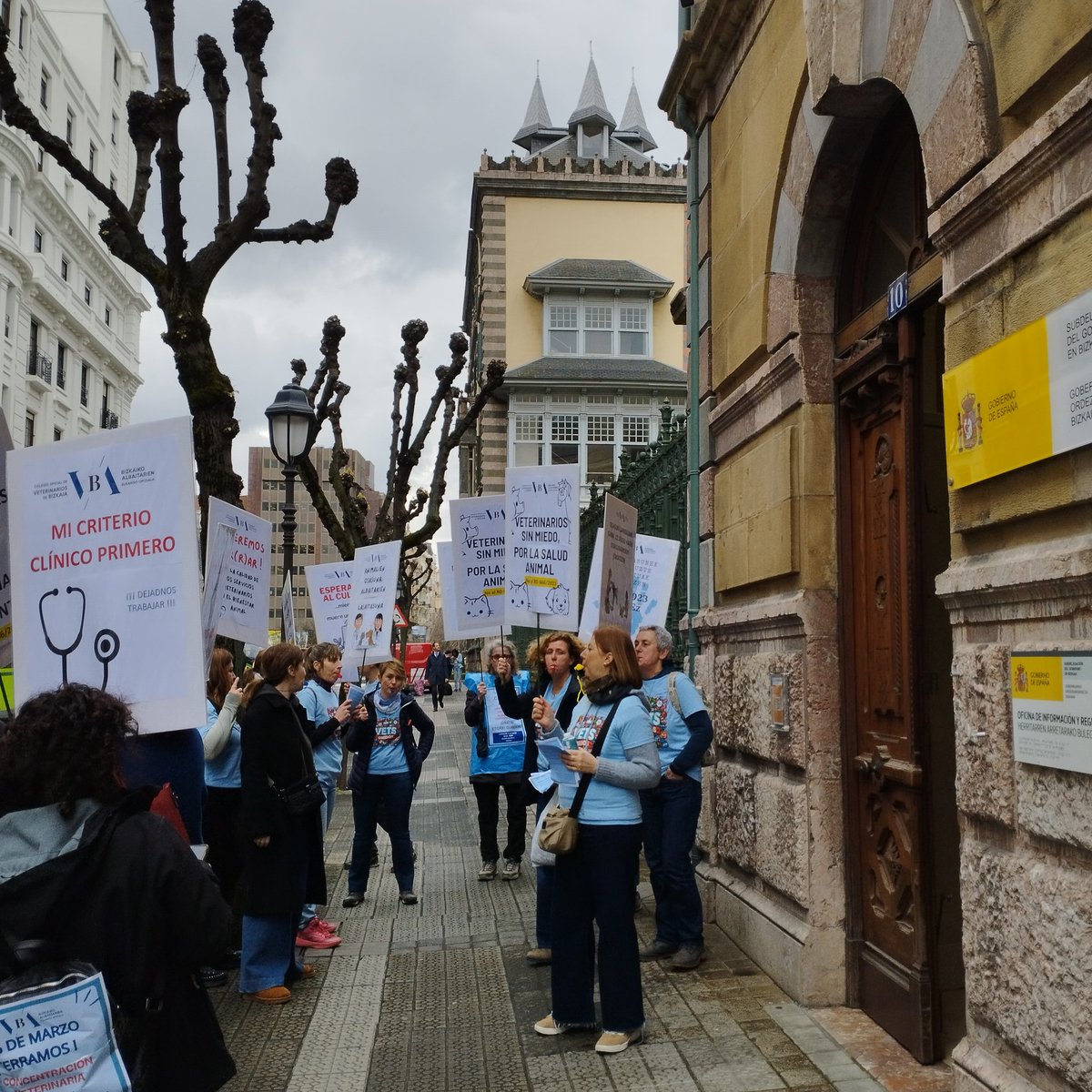 colvetbizkaia's tweet photo. Entregando el manifiesto. Manifestua emoten.
#Dejanostrabajar #VetBasta #colvet #bizkaia #rd666 #veterinaria #veterinariaclinica #albaitaritza #colegioprofesional #elkargo #veterinariosenlucha #porunaveterinariajusta #saludanimal #saludpública #veterinariosunidos https://t.co/8ACuMjAQEJ