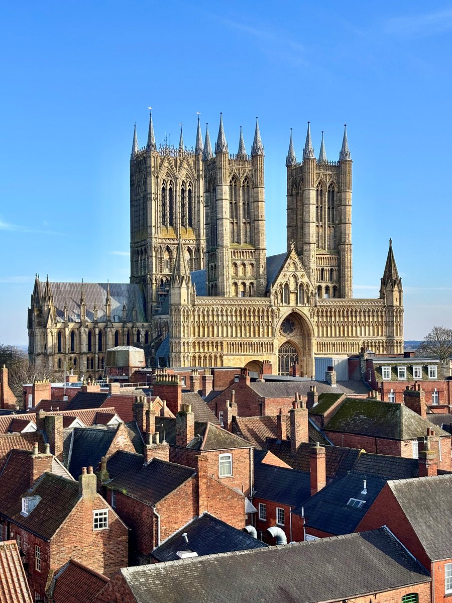 There's nothing like a Wall Walk on a sunny day 💙

This has to be one of the best views in Lincoln!

📍 Lincoln Castle