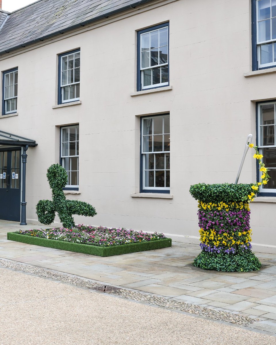 Have you been to visit Royal Style in the Making at Hillsborough Castle and Gardens yet? 🧵 

Check out the gorgeous floral display just outside the exhibition! Let us know if you have visited Royal Style in the Making 👇