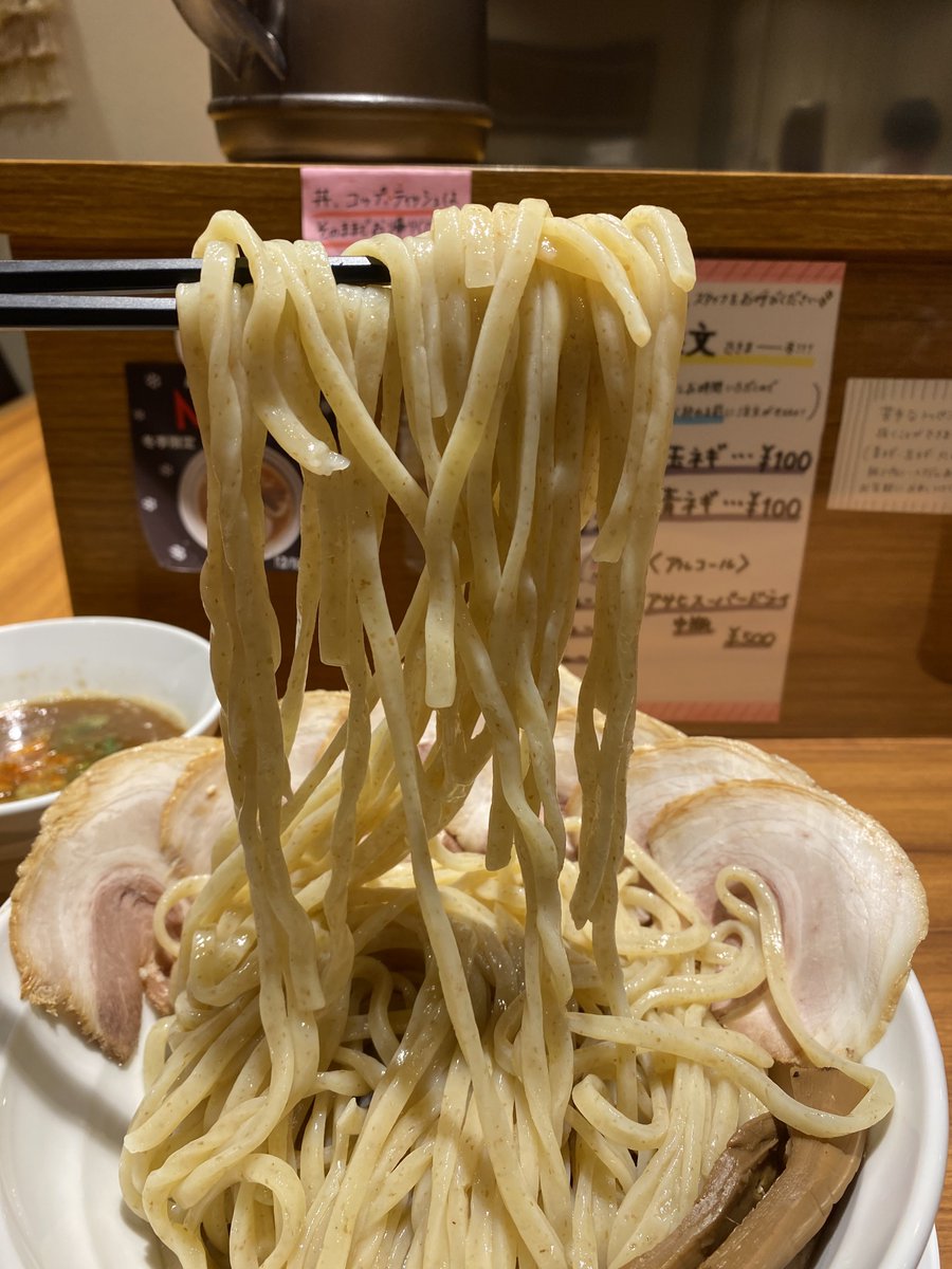 sasaki_takashi7's tweet photo. #RAMENJUNK さん💁♂️
柚子を抜いた事で一直線に突き刺さる旨味😋頭骨や背ガラ等濃密な豚のふんだんな旨味に特化し、水と合わせたどっ豚骨スタイル🐷平打ち麺はもち2なプルツル仕様🍜全粒粉の抜け感も良くスープのノリも適度💯接客も最高👍河野店主アンちゃんゴチ🙏 https://t.co/RIJw0a4IPb