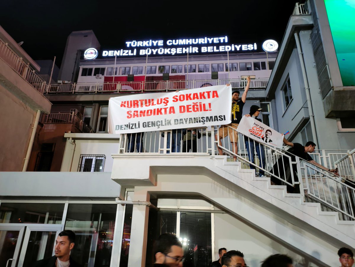 SOLDEPmerkez's tweet photo. 📍DENİZLİ

Sosyalistler Partisi Denizli Koordinasyonu olarak “Kurtuluş Sokakta, Sandıkta Değil” diyerek alana çıktık.

#Sokağa hesap sormaya!

#HücumEt https://t.co/kesb6lYUyp