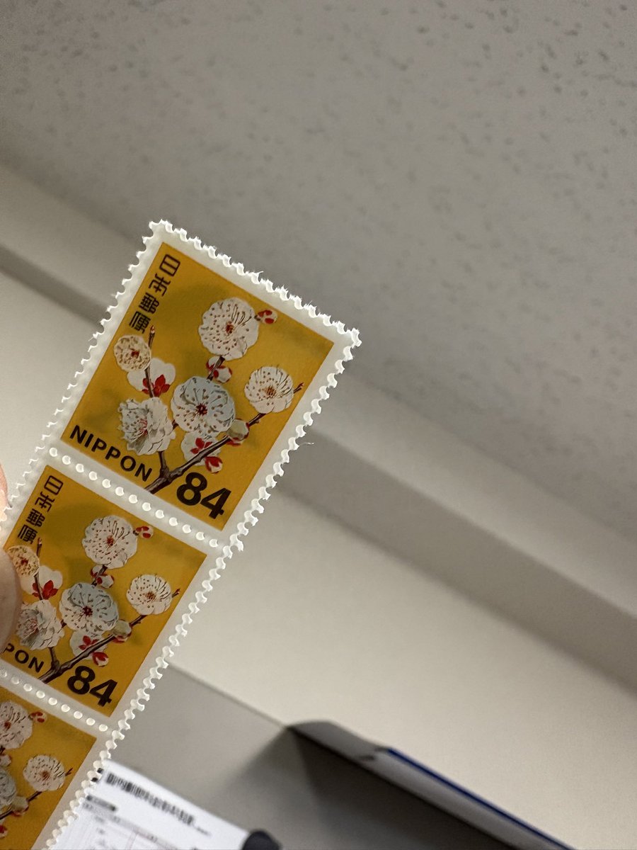 TaiyoSakai's tweet photo. ¥84切手の補助に使う¥26切手って、
重ねると、ちゃんと鶯が木に留まるって、偶然…？？ https://t.co/sOPH5qaA2K