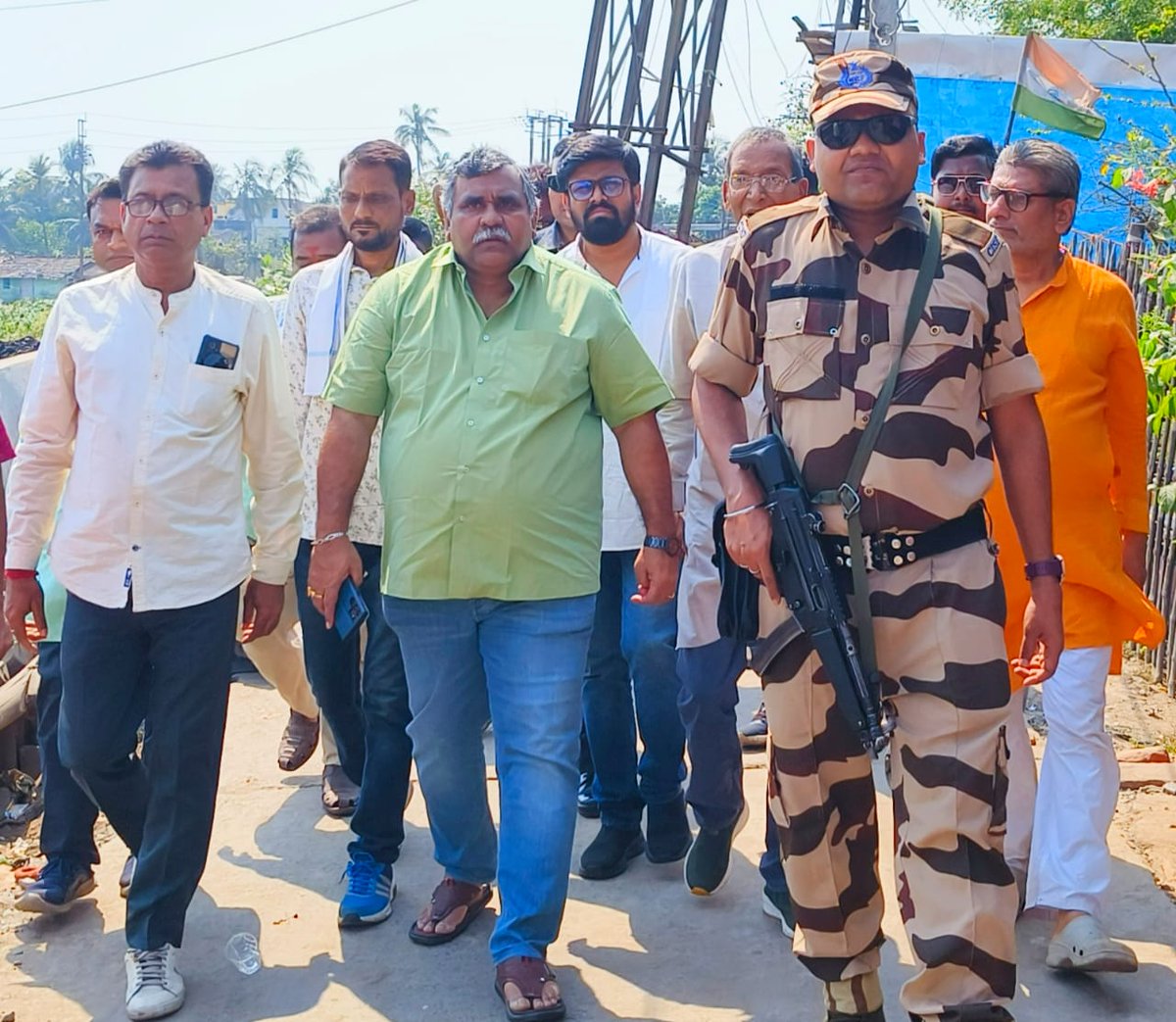 হাওড়া জেলার অন্তর্গত বেলগাছিয়া ভাগাড় অঞ্চলের আর্ত মানুষের জন্য বিরোধী দলনেতা শ্রী শুভেন্দু অধিকারী -র উদ্যোগে রিলিফ ক্যাম্প চলছে। আজ প্রাক্তন ও বর্তমান জেলা সভাপতি -কে সাথে নিয়ে, ক্ষতিগ্রস্ত অঞ্চল দেখে এলাম।