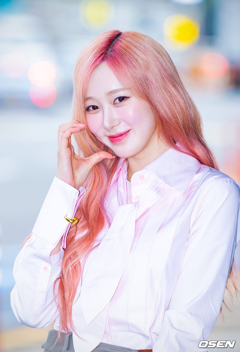 aespanim's tweet image. omg giselle in this loewe outfit