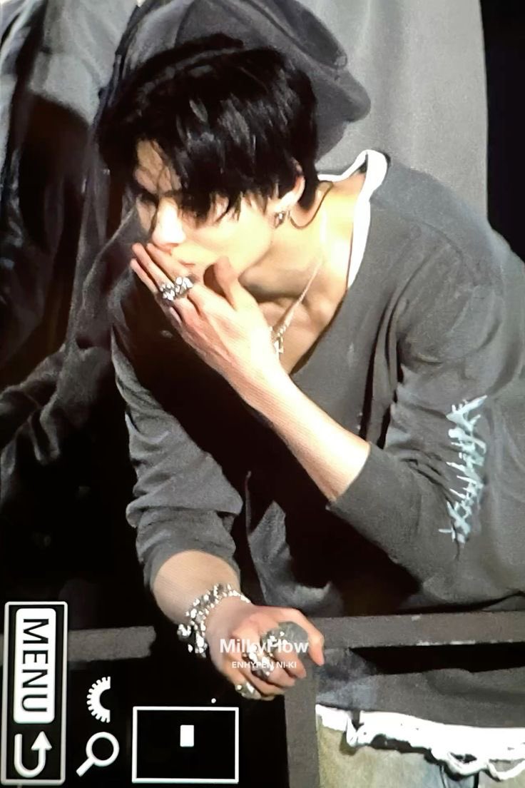 hoonkituary's tweet photo. im pissed af just look at this ho https://t.co/v7KbkXSywC