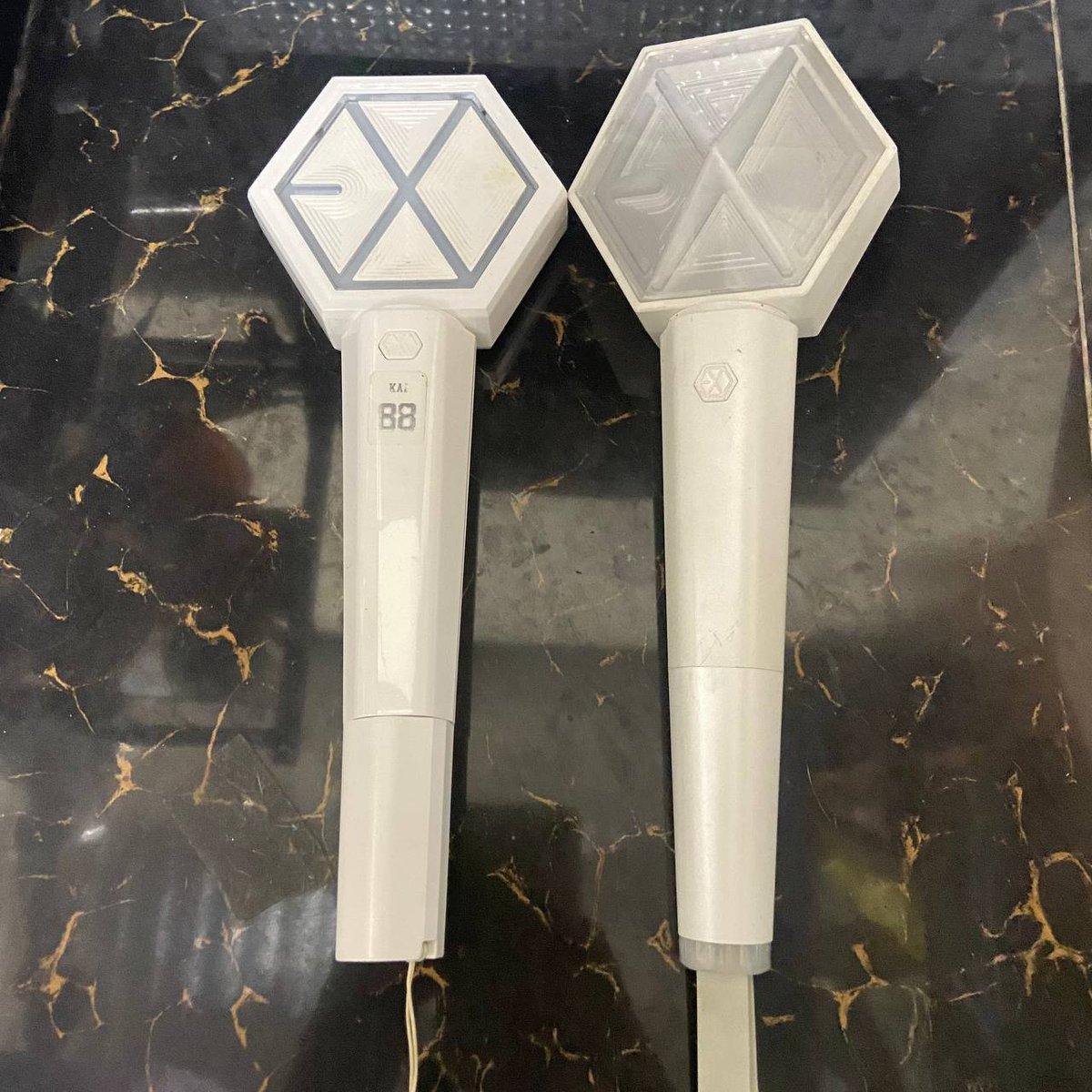 KPOPLCPH's tweet photo. [ wts lfb ] [ onhand ] help rt! 🙏
#KPOPLCPH_Onhand

✨ OFFICIAL exo lightstick ls eribong

▪️ v2: ₱1,200
▪️ v3: ₱1,700

— comes with the box
— with freebies

💌 dm for more info! https://t.co/9vwrIybuiP