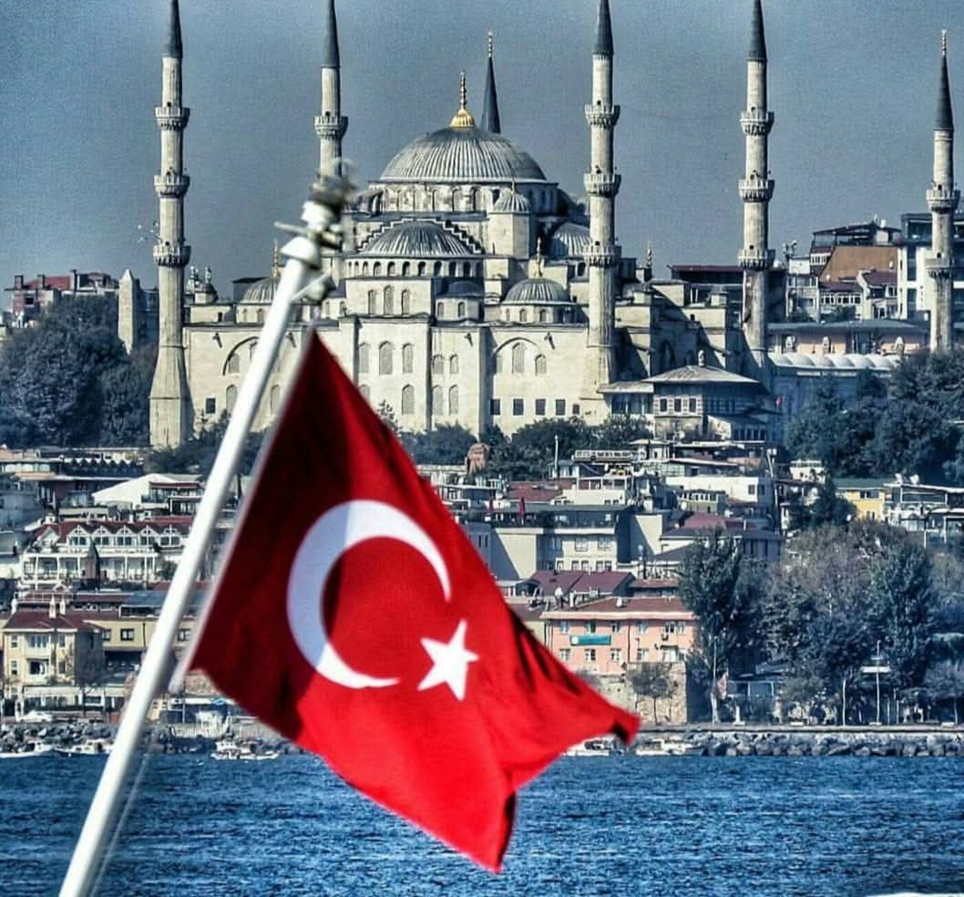 Ve vakit o gecedir ki,
Bütün geceler ona hayran...