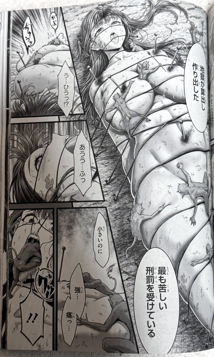 コミックアライブ最新号に、女神敗北23話が掲載です。
今回は試合の合間に、地獄で苦しめられる敗北者達のシーンが挿入。
大変無様な姿が描かれます。😈🖋️✨
どうやら負けた神々は次々と地獄にいる謎の白衣の少女の戦利品にされ、その力を利用されようとしている様子。 