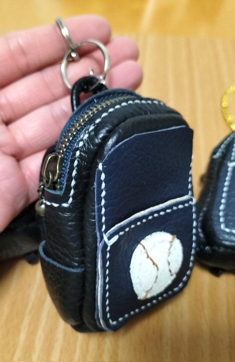 kagaya08969411's tweet photo. 日向箱さん(@hinatan4442)
への納品分完成しました！！
ミニチュアスポーツリュック
⚾️🏀⚽️です☺️

他のものとあわせて
近々納品させていただきます💕
#レザークラフト #牛革 https://t.co/9rQU5kjRGF