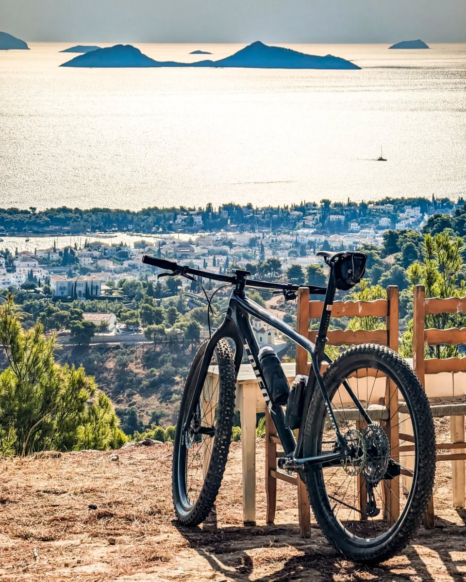 TrifoxBike's tweet image. 🚵Lightweight ride, heavyweight views 🌄  
 When your gear feels like a feather, the only weight you carry is the awe of nature's rewards.  😉

#mountainbiking #summitviews #carbonbike #mtb #cyclinglife #bikelife #trifoxbike #trifox #photography #sdy20 #carbonhardtailmtb