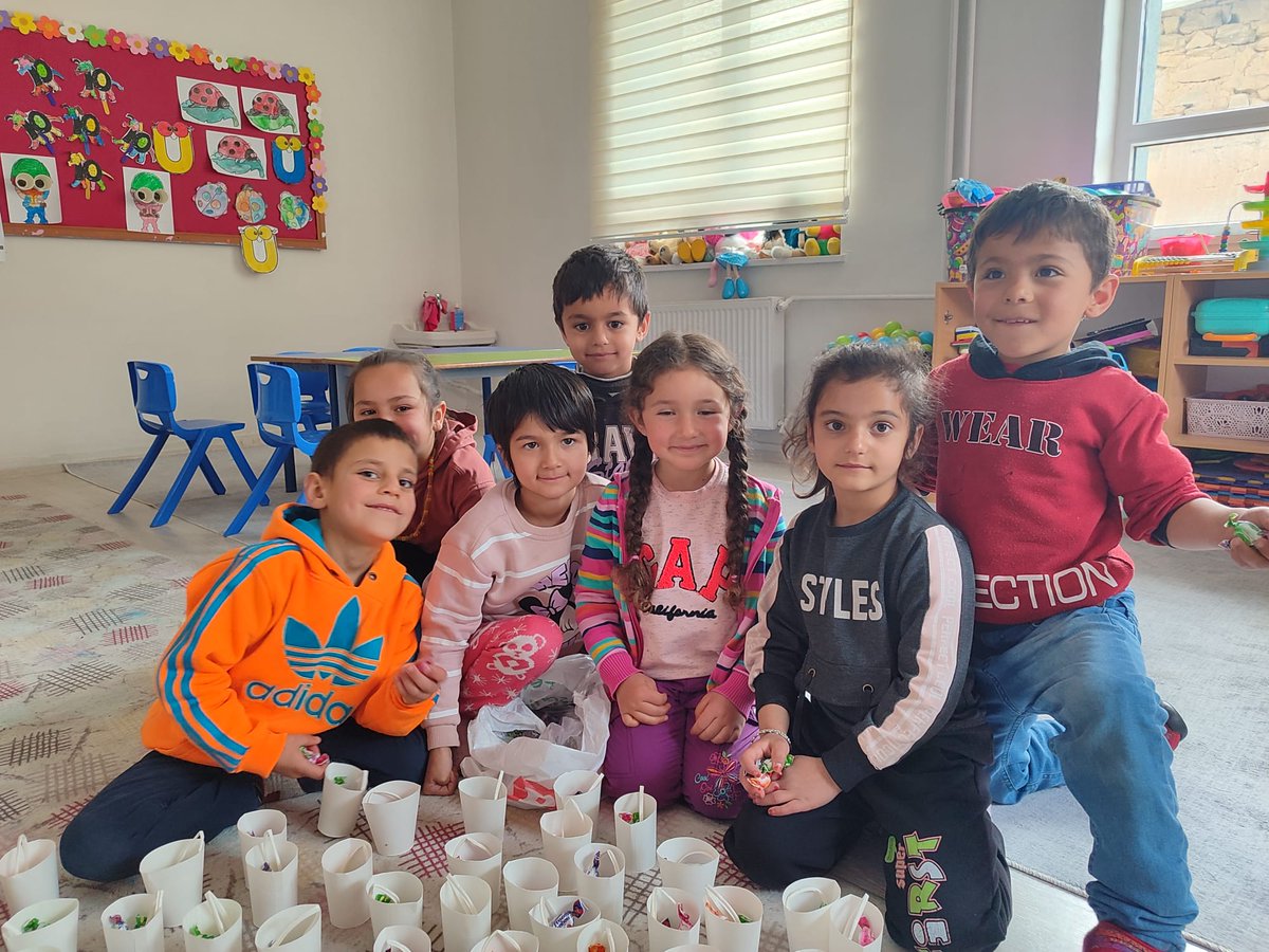 Mübarek Kadir gecesi vesilesi ile anasınıfı öğrencilerimiz okulumuz öğrencilerine şeker ikramında bulundu. Herkesin kadir gecesi mübarek olsun <a href="/sivasvaliligi/">Sivas Valiliği</a> <a href="/sivasmem/">Sivas Millî Eğitim Müdürlüğü</a> <a href="/sarkislakymkmlk/">T.C. Şarkışla Kaymakamlığı</a> <a href="/sarkislamem/">Şarkışla İlçe Milli Eğitim Müdürlüğü</a>