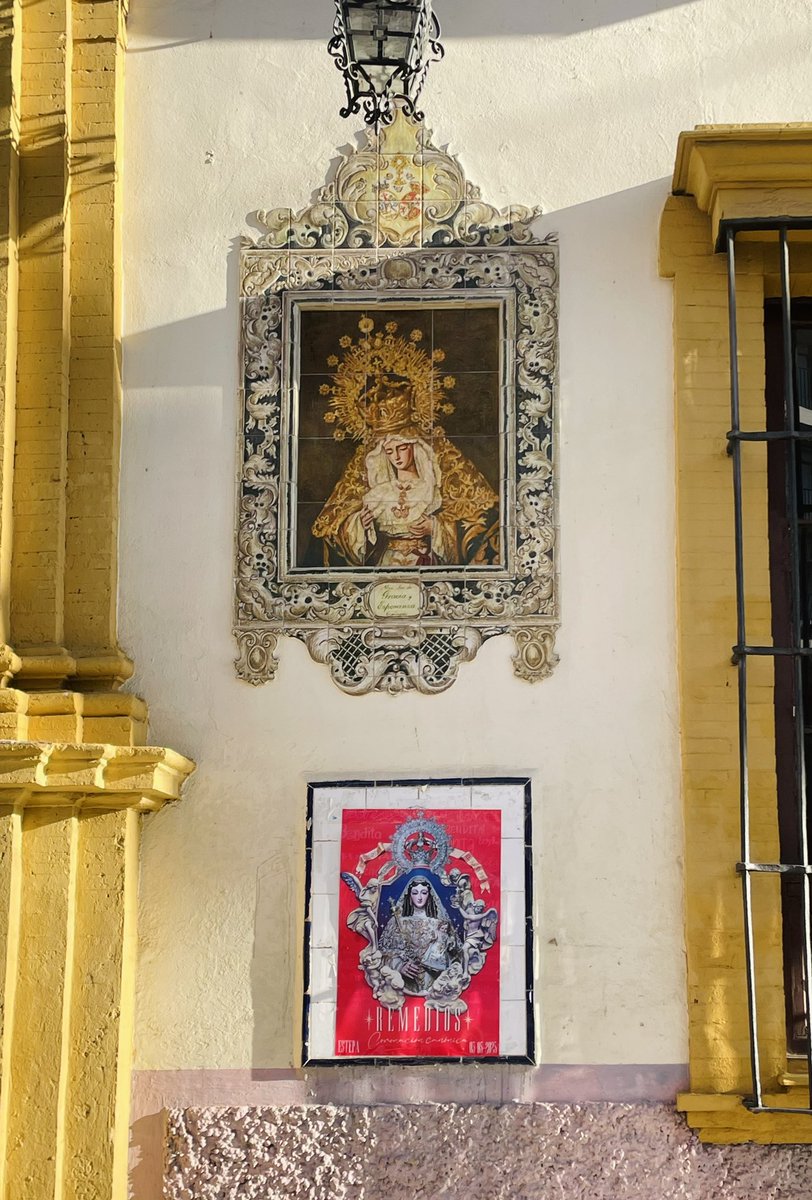 De camino a la universidad me encontré con ello… 

Bajo el azulejo de Gracia y Esperanza, el Cartel de Coronación de la gran devoción de la Sierra Sur de Sevilla, la Virgen de los Remedios. 
#CoronacionRemedios