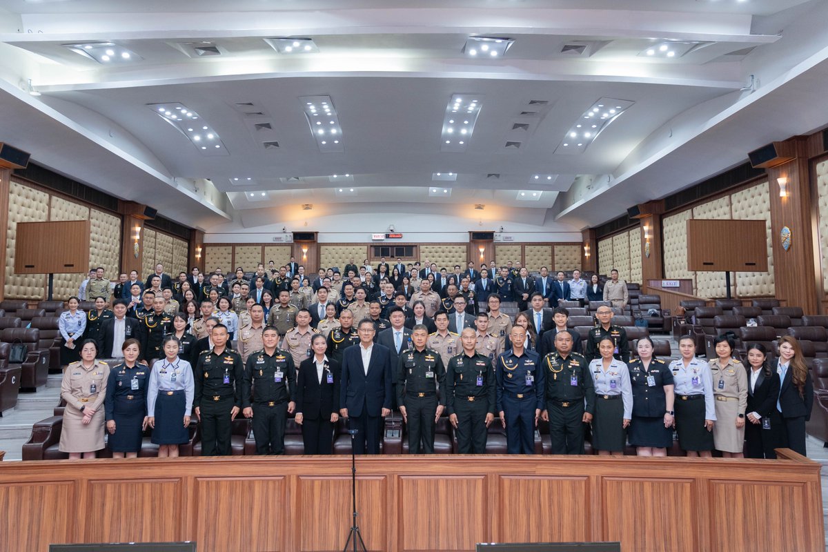 บรรยากาศในชั้นเรียนหลักสูตรการป้องกันราชอาณาจักร (วปอ.) โดยผมได้ร่วมรับฟังการบรรยายพิเศษ ซึ่งนำโดยคุณสุภลักษณ์ กาญจนขุนดี ที่ปรึกษาประจำคณะกรรมาธิการการทหาร สภาผู้แทนราษฎร, คุณอัมพิกา สายบัวใย ผู้ก่อตั้งและผู้อำนวยการองค์กร Rights beyond border, พลโท ณัฐพงษ์ เพราแก้ว