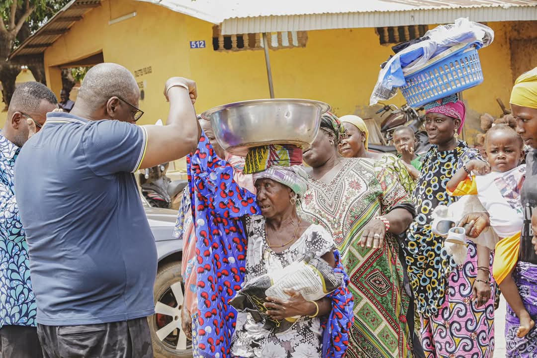 pr_lass's tweet photo. La caravane Ramadan Solidarité poursuit, après la distribution des vivres aux  communautés socio-politiques, place au partage de proximité. Il s'agit de partager des kits alimentaires à ceux qui n'ont pas eu la chance lors de la première distribution. https://t.co/kyyedss6AK