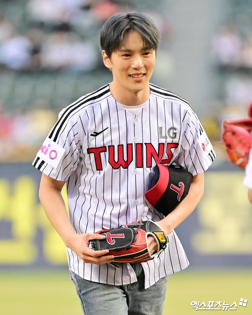 H_ONE_A's tweet photo. 250326 LG 트위스 시구 ⚾️

#민혁 #MINHYUK
#몬스타엑스 #MONSTAX #MONSTA_X https://t.co/ETr92VNyAD