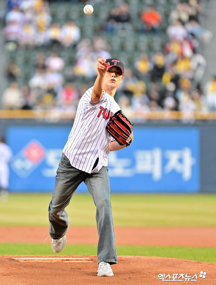 H_ONE_A's tweet photo. 250326 LG 트위스 시구 ⚾️

#민혁 #MINHYUK
#몬스타엑스 #MONSTAX #MONSTA_X https://t.co/ETr92VNyAD