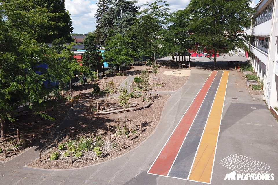 playgones_fr's tweet photo. Et si la cour d’école devenait un terrain de santé publique ?
Un univers qui a un potentiel incroyable : social, éducatif, moteur, inclusif.
Quand on active ces espaces avec les bons outils, on transforme leur quotidien. #couroasis #éducation https://t.co/GnEGvquSUg