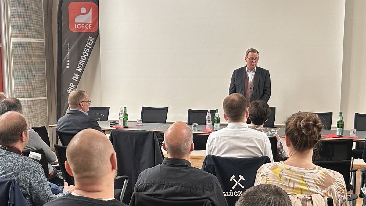die_linke_th's tweet photo. Glück auf! Der erste Termin von @bodoramelow als Vizepräsident des Deutschen Bundestags ist heut früh bei den Kolleg*innen vom Gesamtbetriebsrat von K + S im Haus der @igbce in Berlin - mit dabei auch die Kolleg*innen aus #Thüringen. https://t.co/fmvQ6Pu2mG