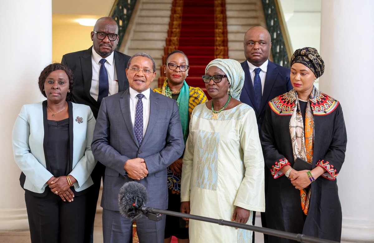 On 24/03/2025, H.E. Dr. Jakaya Mrisho Kikwete, Former President of Tanzania was received in Dakar, Senegal as Special Envoy carrying Special Message from Her Excellency Dr. Samia Suluhu Hassan, President of Tanzania to His Excellency Bassirou  Diomaye  Faye, President of Senegal.