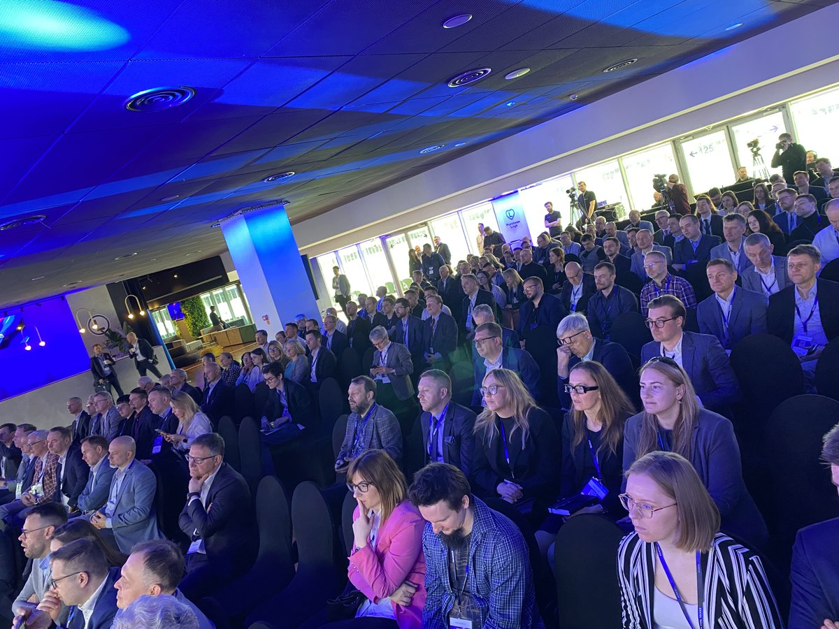 exatel_pl's tweet photo. ⏰ Punktualnie o 10.00 wystartowała tegoroczna edycja #EXATELtelcoSummit. Przed chwilą zakończyła się prezentacja nowej strategii #EXATEL na lata 2025-2027. Na miejscu są z nami klienci, partnerzy, pracownicy oraz wielu wyjątkowych gości. 🔥 Dla tych pracowników, którzy nie mogli stawić się na miejscu osobiście, streamujemy całość wydarzenia online!
#konferencja #telco #cybersecurity #ICT