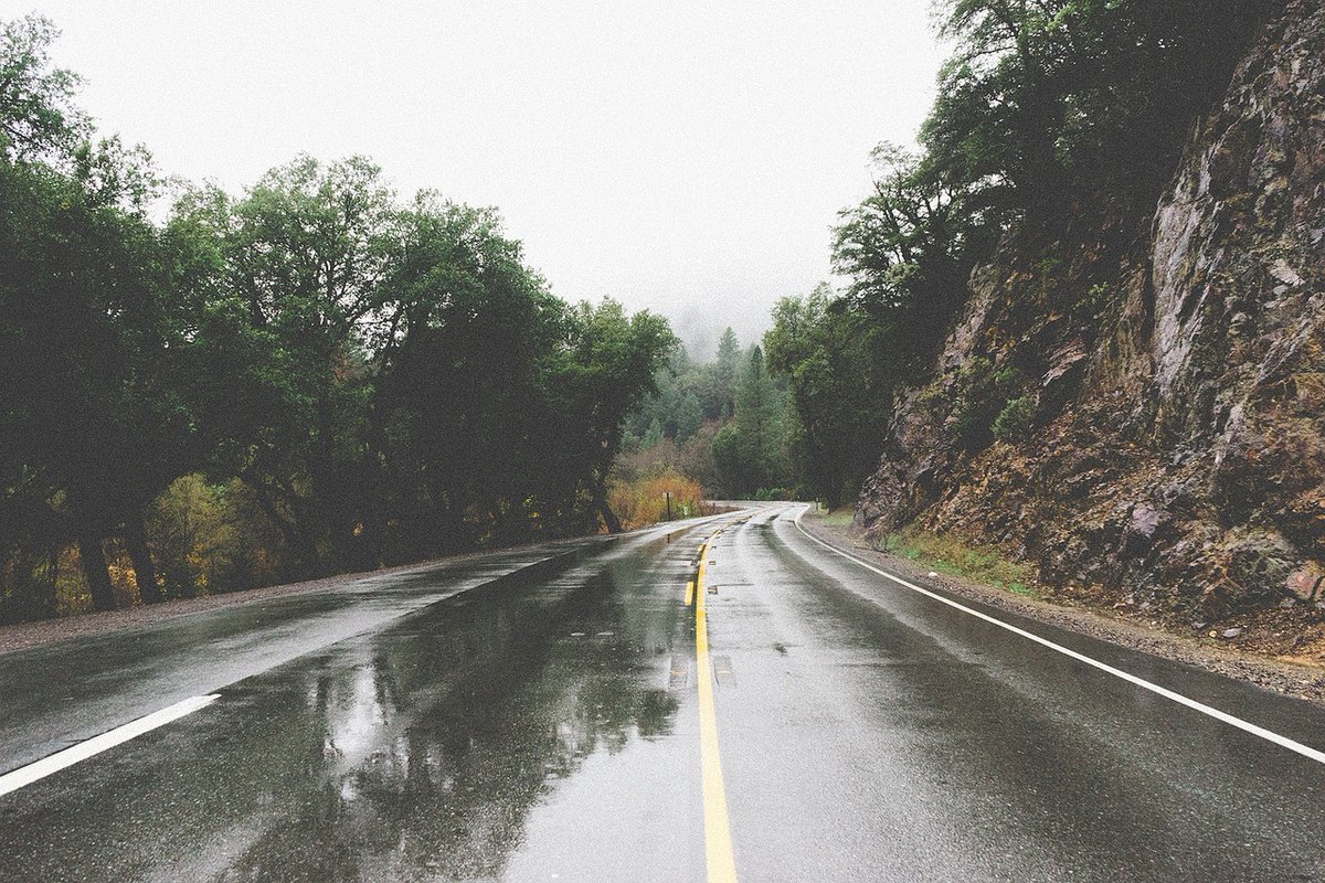 teidagua's tweet image. Esta semana 🗓️ nuestras charlas de #Formación de #SSL 🧑‍🏫 tratan sobre "Cómo conducir con lluvia"

🌧️🌧️🌧️🌧️
🚗🚚🛻🚙

"Evita maniobras bruscas, aumenta la distancia de seguridad, reduce la velocidad ☝️ y los neumáticos en buen estado" 🛞🔍👌

 #LoImportanteEsLlegar 🙏