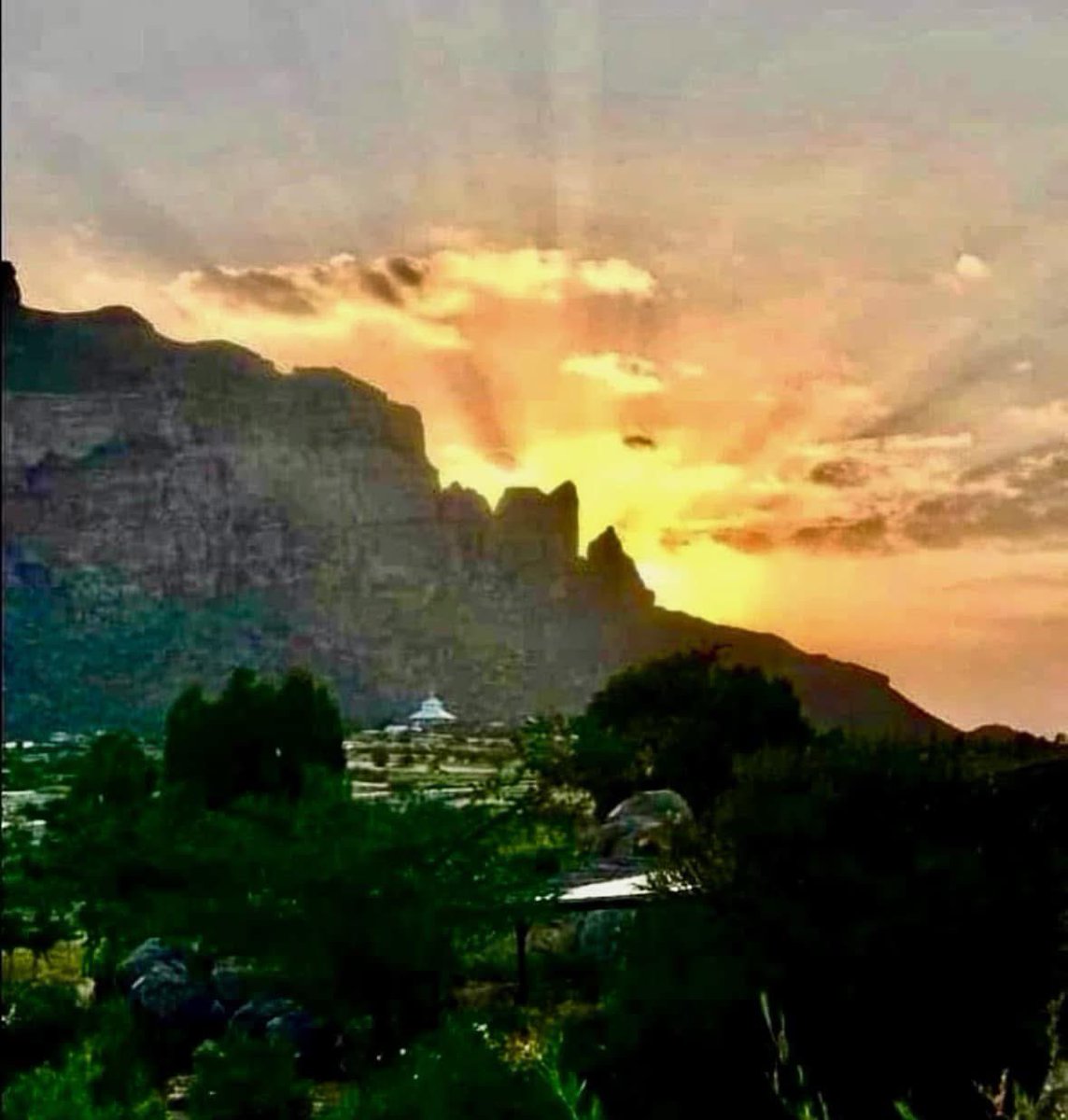 KassaHMariam's tweet photo. ክወግሕ እዩ የመና ፀልሚቱ ዘሎ!  ኣብ ውሽጥን ኣብ ደገን ዘለኻ ህዝቢ ትግራይ ተበራበር! መፃወቲ ኣብ ክልተ ጫፍ ዝተኣጀሉ ዝበስበሱ ጉጅለታትን ጀኖሳይደር ኣብይ ኣሕመድን ኣይትኹን! 

ብሰንኪ ብቂም፣ ስስዐ ኣነነት ዝተኣጀለ ኣንፈት ኣልቦ ነበርን ህልውን ፖለቲካዊ መሪሕነት ህወሓት፤ ህዝቢ ትግራይ ናብ'ዙ ጫፍ  ብርሰት ውድቀትን ውርደትን ጥሒሉ! ኣብ'ዙ ከይዲ ውድቀትን ውርደትን እጃም ልሂቃን ትግራይ እውን ኣለዎ!

ህዝቢ ትግራይ ንዘበናት ስርዓተ መንግስቲ ተኺሉ ንዓርሱ ካብ ምምሕድዳር ሓሊፉ፤ ኣሽሓት መላምል ደቁ ኣሰዊኡ ንኦሮሞን ካልኦት ህዝብታትን እዛ ሃገር ነፃ ኣውፂኡ፤ ከመይ መሰል ዓርሰ ውሳነኦም ኣረጋጊፆም  ከምዝመሓደሩ ኣምሂሩ እግሪ ዘትከለ ህዝቢ እዩ:: እዙ ህዝቢ እዙይ እዩ ብሰንኪ ብዕቡይነትን ክሕደትን ዝበስበሱ ደቁ ንጀኖሳይደር ክንብርከኽ ተፈሪዱዎ ዘሎ! 

ብ1981 ዝተተኸለ ኣንፈት ኣልቦ መሪሕነት ህወሓት፤ ኩሉ ስትራተጂካዊ ዕድላት ትግራይ ኣሀጊሩን ሓንሺሹን፤ ኣብ ውልቀ ስልጣን ረብሓ ጠልቆምቆምን ቂመኛ ንሕንሕን ሸኺሉ፤ ንትግራይ ራሕሪሑ ኢትዮጵያ ወይ ከዓ ሞት ኢሉ  ንሸዋ ስለዝሓደረ፤ ንህዝቢ ትግራይ ናብ'ዙ ሐዚ ዘለወሉ መፃብብን መፃወቲ ጀኖሳይደርን  ኣውሪዱዎ:: 

ሐዚ እውን፤ ኣብ ውሽጢ ህወሓት ዘለኻ ሓዱሽ ወለዶ መሪሕነት ንህዝቢ ትግራይ ��ተርብሕን ካብ'ዙ ወሪዱዎ ዘሎ መፃብብ ሓራ ክተውፅኦን እንተድኣ ኾይንኻ፤ ቅድም ቀዳድም ትግራዋይ ኩን፣ ገዛኻ ፕሮግራምካ መሪሕነትካ ኣፅሪኻ፣ ካብ'ቱ ዝበስበሰ ኣንፈት ኣልቦ ኣካይዳ ፖለቲካዊ ባህልን መሪሕነትን ንነፍስኻ ሓራ ኣውፅእ! 

ፖለቲካዊ ውድባትን ልሂቃንን ትግራይ፤ ኣብ ትግራይ ካብ ዝሰረተ ደንበይ ደንበኻ ዝብል ማእኸላይ ባይታ (middle ground) ዘይብሉ ድሑር ናይ ምጥፍፋእ ፖለቲካዊ  ባህሊ ተናጊፍኩም፤  ተቐራሪብኩም ብኢሂን ምሂን ፖለቲካዊ ዓቕሚ ትግራይ ዓቂብኩምን ኣሰሲንኩምን፤ ንሙሉእ ሓርነት ህዝብን ሃገረ ትግራይን ተቓለሱ ምርሑ! 

ዋሕስን ቀፃሊ ህላወን ደሕንነትን ትግራይ፤ ህዝብን ሰራዊትን ትግራይ እዮም!