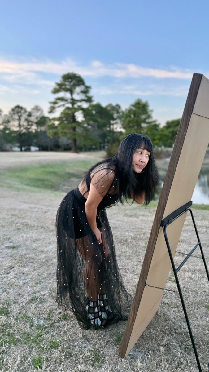 PINAYJD's tweet image. My husband, my barber, my eyebrow tech, my best friend, Loverrr and 5 ever, encouraged me to take these photos in our back yard. 

Me: Honey, my toe nails aren’t painted. 

Him: You’re beautiful. Come on, I have an idea. 

#45where #ariesgang 🎂🥳🎁🥰🐈‍⬛