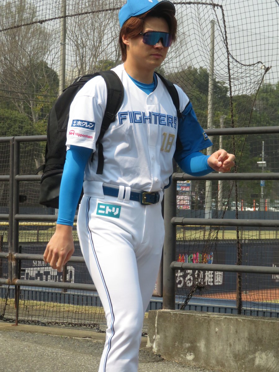 fuji20_JF7's tweet photo. 3月26日鎌スタ。
試合に備えてグラウンド入りする山崎福也選手。　　
#山崎福也 https://t.co/lKFF3EQkaG