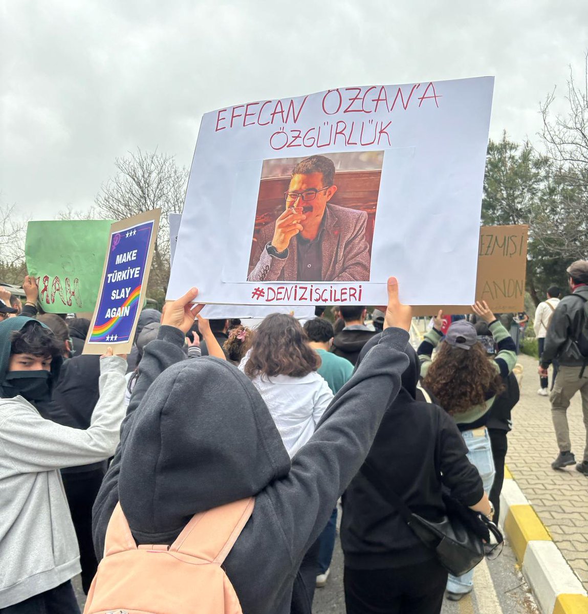 Efe Kaptan'ı alana kadar susmak yok!

Efe Kaptan, denizcilerin iş cinayetinde ölmemesi, hak gasplarına karşı, yıpranma payı için mücadele etti. Biz de yoldaşımızı yalnız bırakmayacağız!

Baskılara, yasaklara inat sokaklarda olmayı sürdüreceğiz! ⚓

#EfecanÖzcanSerbestBırakılsın