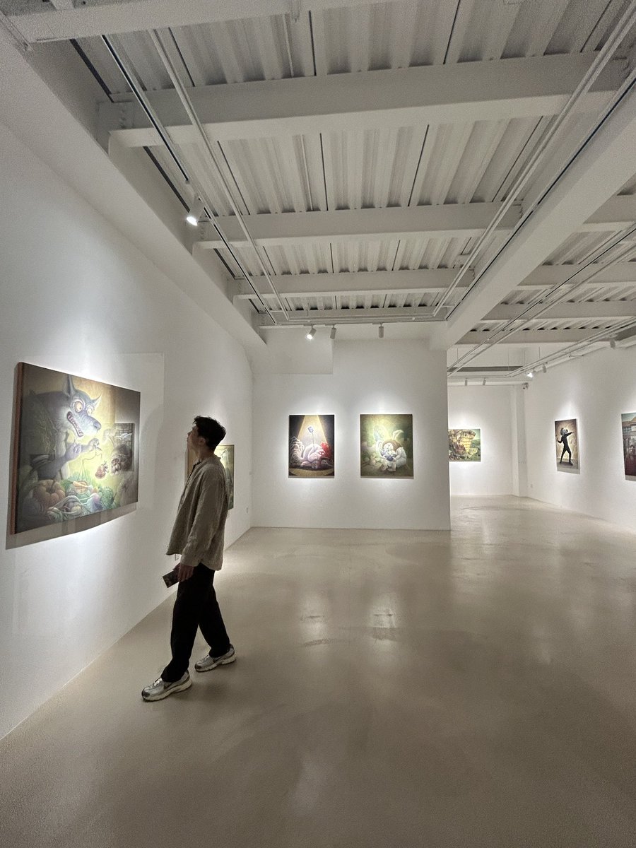 Nicky_Meng_'s tweet photo. Hanmo S Gallery 于2025年3月21日至4月18日推出艺术家吕欣的最新个展《直立动物园》。此次展览呈现了吕欣十多年来创作的近三十幅绘画作品，涵盖了从经典文学演绎到现实生活描绘的多种主题。同时展出的还有部分漫画手稿，《野生动物在长春》以及最新出版的无字漫
#漫画 #动漫 #艺术家 #艺术 #展览 #Art https://t.co/t6d3YHM82I