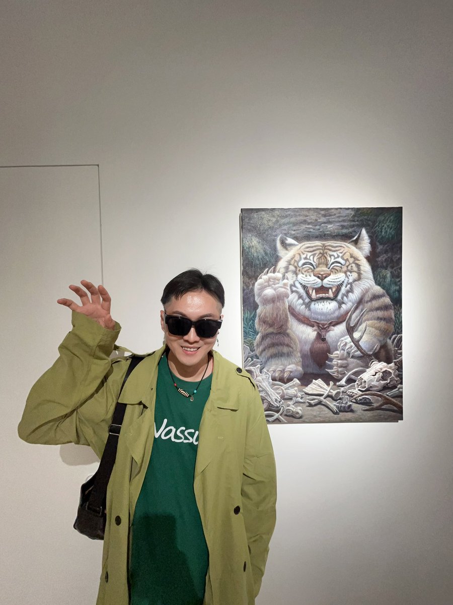 Nicky_Meng_'s tweet photo. Hanmo S Gallery 于2025年3月21日至4月18日推出艺术家吕欣的最新个展《直立动物园》。此次展览呈现了吕欣十多年来创作的近三十幅绘画作品，涵盖了从经典文学演绎到现实生活描绘的多种主题。同时展出的还有部分漫画手稿，《野生动物在长春》以及最新出版的无字漫
#漫画 #动漫 #艺术家 #艺术 #展览 #Art https://t.co/t6d3YHM82I