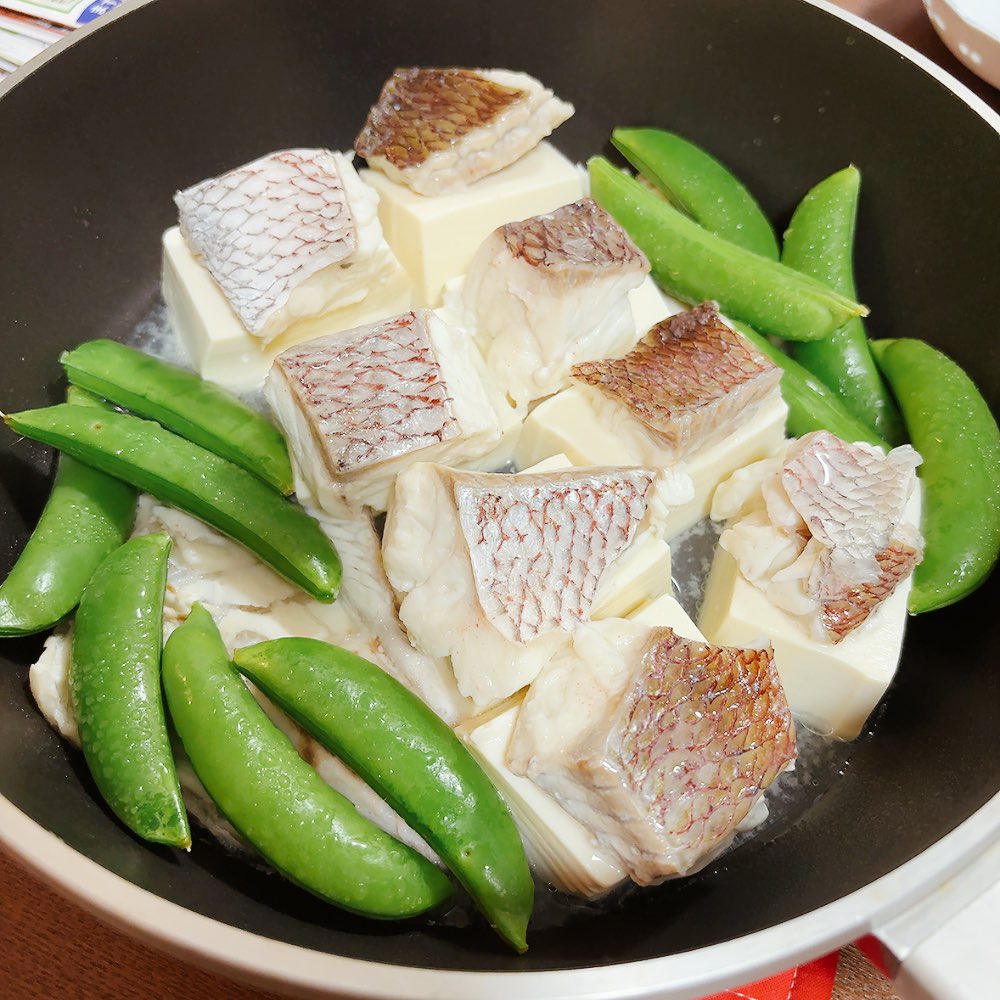 unchokochokoda's tweet photo. NHKきょうの料理で見た超簡単な料理。豆腐の上に白身魚乗っけて、周りにスナップエンドウ敷いて酒蒸ししただけ。味付けは梅肉やポン酢、味噌や塩など各自お好みで！
素朴でおいしい。せっかくだから良い豆腐にした。こんなんばっか食べてたら痩せちゃう🥹 https://t.co/S5P4fWe9gq