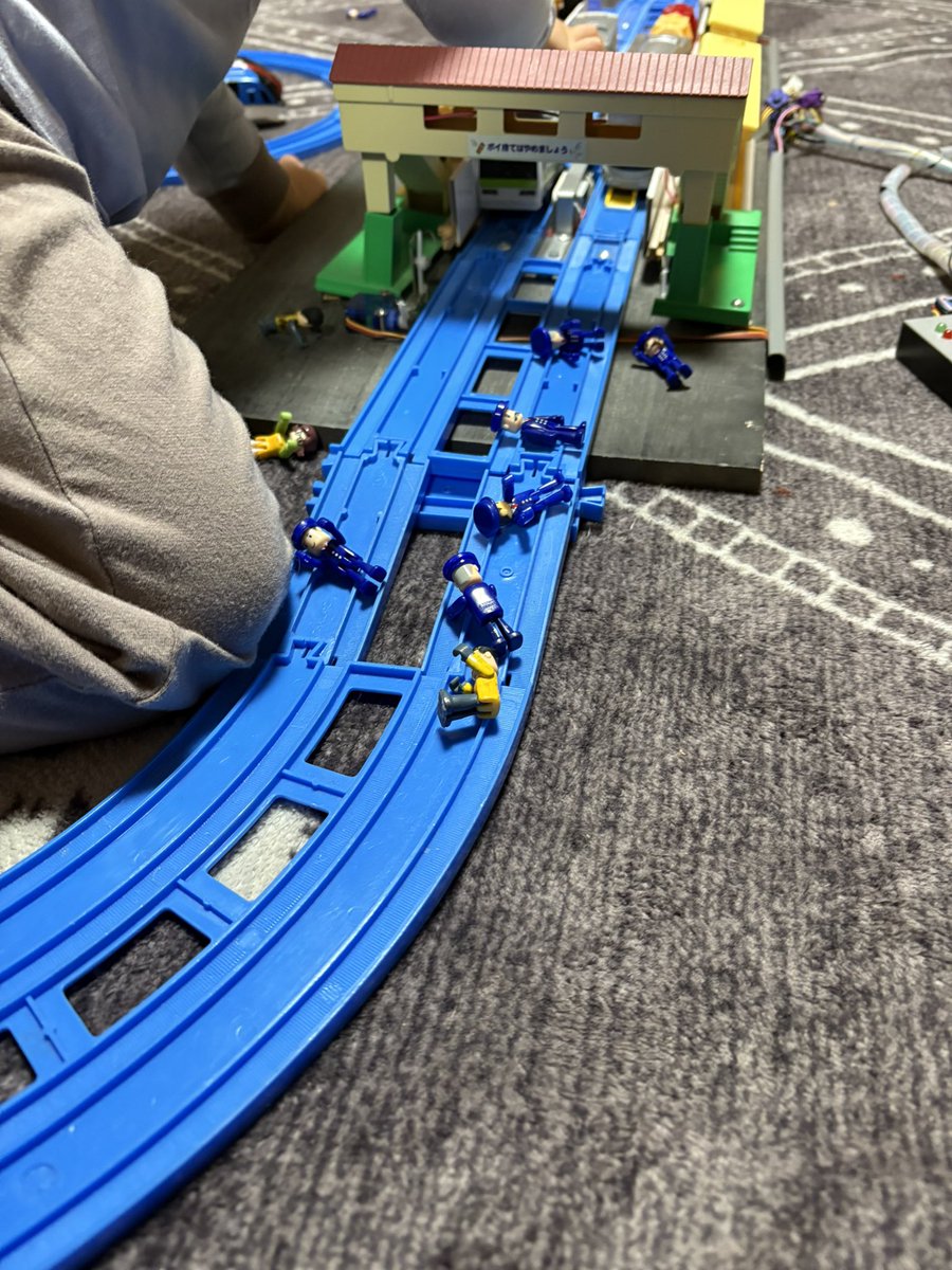 tappa24's tweet photo. 2歳11ヶ月の息子氏、実家のプラレールでトロッコ問題を作成する！ https://t.co/zuKEtFuMcU