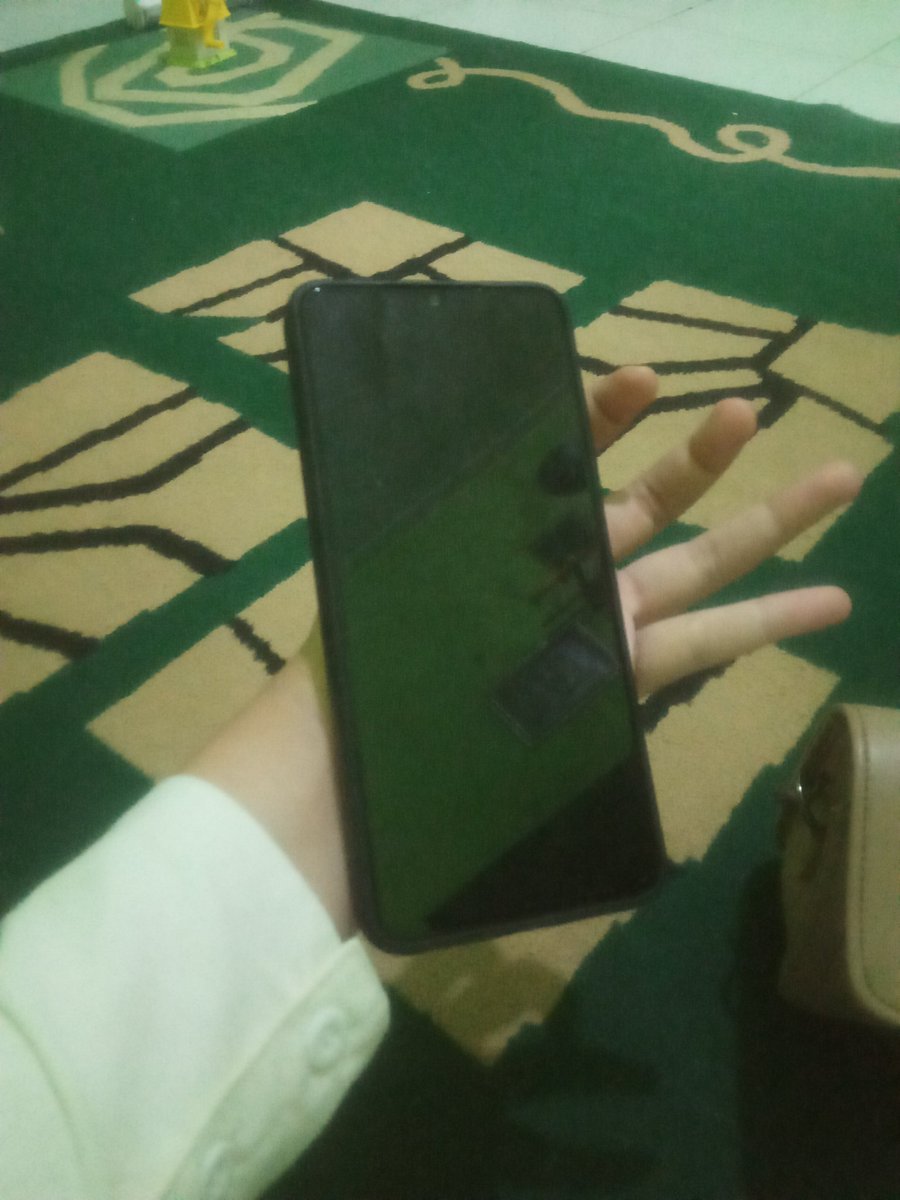 HalwaIrl's tweet photo. Yey!! I get new phone!! #fyp https://t.co/FToXynvteT