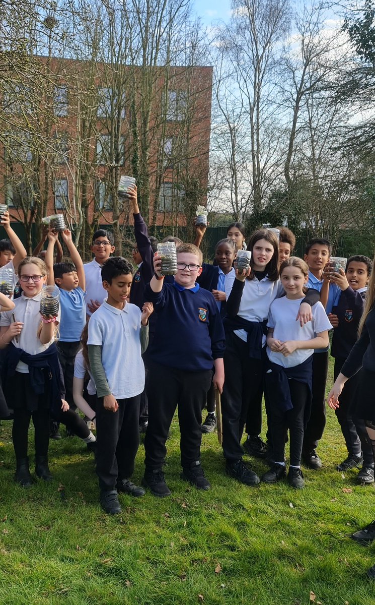 🌿🪱 During Science Week, our Year 6 children built their very own wormery and uncovered the incredible role worms play in keeping our soil healthy! 🏡✨ They explored how worms break down dead leaves and waste, transforming them into nutrient-rich soil that helps plants thrive.