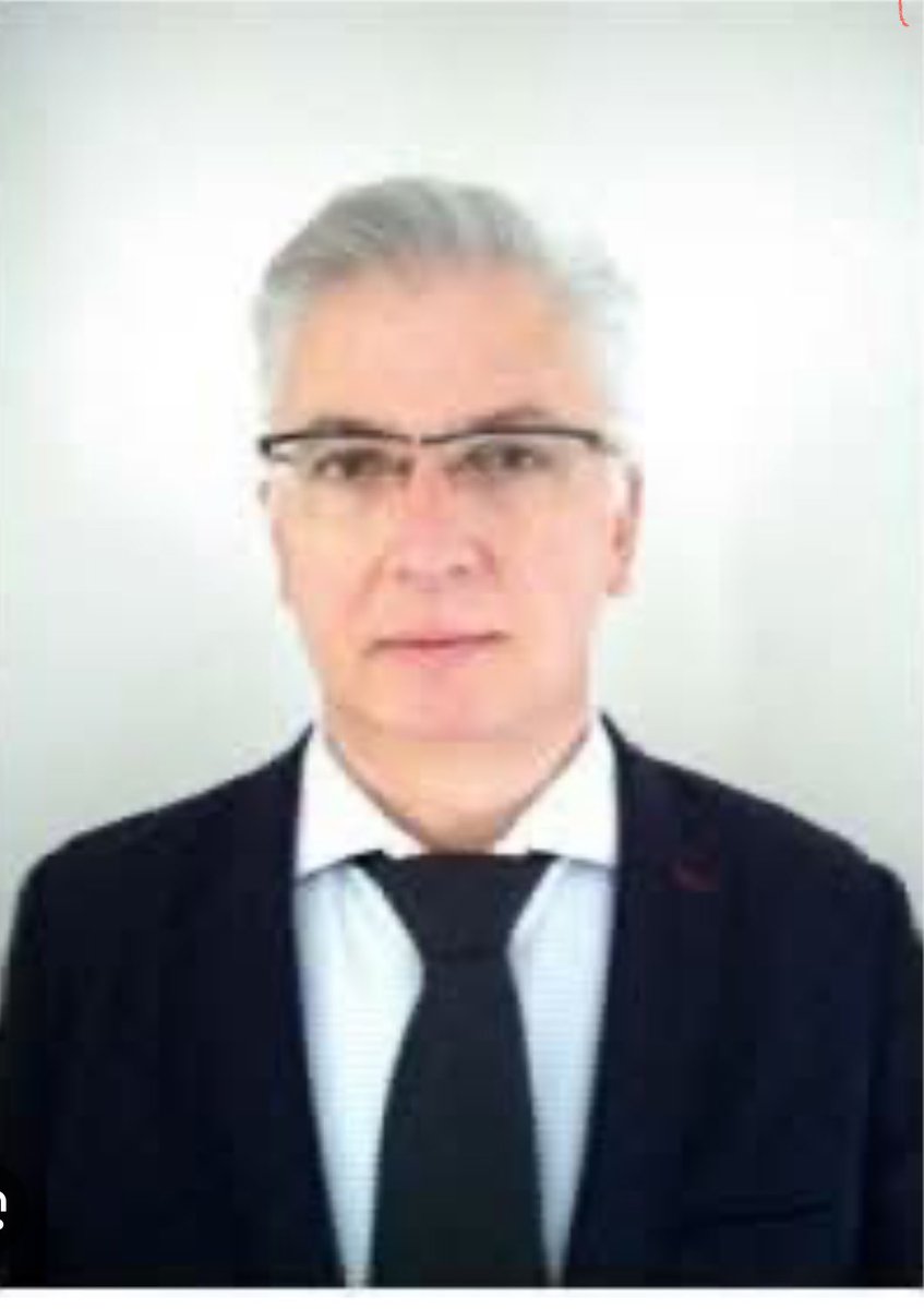 mkaristianou's tweet photo. 1/2
Ντροπή !
Από τη μια η πλήρης ΑΠΑΘΕΙΑ του Αρείου Πάγου, που καθόλου δεν αντιδρά  στα όσα εγκληματικά έχουν καταγγελθεί για τον Ανακριτή των Τεμπών  και από την άλλη η  πρόσφατη επιλεκτική  ΠΑΡΕΜΒΑΣΗ του Αρείου Πάγου  με την αντικατάσταση της Εισαγγελέως που εποπτεύει τον Ανακριτή των Τεμπών, μας προκαλεί και μας ανησυχεί.

Μια μόλις ημέρα μετά το δίκαιο αίτημα μας προς την  Εισαγγελέα Εφετών Λάρισας, κυρία Αποστολακη για ενίσχυση της υπόθεσης μας με επιπλέον ανακριτές καθώς ο   
μοναδικός ανακριτής,  κύριος Μπακαιμης ερευνάται από την Εισαγγελία για σοβαρά ποινικά αδικήματα και εσκεμμένες παραλείψεις,  γεγονός που καθυστερεί την  αποκάλυψη της αλήθειας και την  έναρξη δίκαιης δίκης για την οποία παλεύουμε δύο χρόνια τώρα, η Εισαγγελέας Εφετών που τον εποπτεύει, την αμέσως επόμενη ημέρα!, απομακρύνεται με αμφιβόλου νομιμότητας διαδικασίες από την κυρία Αδειλινη.

Ιδιαίτερα στοχευμένη αντίδραση αν επιπλέον αναλογιστεί κανείς οτι ο μηνυθείς και ποινικά ερευνώμενος  Εφέτης Ανακριτής παραμένει στη θέση του,  χωρίς καν να ενεργοποιείται  η αναπληρώτρια του,  παρά το γεγονός ότι ΑΠΟΔΕΔΕΙΓΜΕΝΑ για δύο χρόνια μέχρι και σήμερα δεν ενσωμάτωσε στη δικογραφία εκατοντάδες χιλιάδες αρχεία που είχε κατάσχει το Μάρτη του 2023 και τα οποία θα φανέρωναν περίτρανα το παράνομα φορτωμένο εύφλεκτο καύσιμο, πάνω σε παλέτα δεμένο με ειδικά σκοινιά,  ακριβώς δίπλα στο κοντέινερ OCCL... 

Η έρευνα για το φορτίο  χημικών - καυσίμων αποτελεί κόκκινη γραμμή  για τον κύριο Μπακαΐμη ο οποίος ακόμη δεν έχει ζητήσει την έρευνα για τα κακουργήματα της έκρηξης, της έκθεσης και της ανθρωποκτονίας από ενδεχόμενο δόλο: 
-  παρά τα ευρήματα της Anubis που αποδεικνύουν την ύπαρξη μεταφερόμενου φορτίου ( παλέτες και σκοινιά cargo μεταφοράς)   σε ένα  εμπορικό  που αναφέρει μόνο 3 πλατφόρμες με πλάκες αλουμινίου και ΚΛΕΙΣΤΑ κοντέινερ… ΚΑΙ 
- παρά  την τεράστια πυρόσφαιρα, το πύρινο μανιτάρι που οφείλεται σε εύφλεκτους χημικούς υδρογονανθρακες σύμφωνα με εμπεριστατωμένες   τεχνικές μελέτες Εμπειρογνωμόνων. 

Ούτε βέβαια τον έχει προβληματίσει η παρουσία ανώτατων αξιωματούχων της αεροπορίας, οι οποίοι ήρθαν νύχτα, έδωσαν ειδικές οδηγίες διαχείρισης του πεδίου και έφυγαν νύχτα…

Ενώ όταν ερωτήθη αν θα ξεκινήσει έρευνα για τους ενστόλους που απομακρύνουν αντικείμενα από πεδίο, απλά ανασήκωσε τους ώμους …..
Ενώ ΜΑΖΙ  με το Συμβούλιο Εφετών ΚΑΤΑΠΑΤΟΥΝ  το δικαίωμά του κάθε  χαροκαμένου γονέα  για εκταφή του παιδιού του για επιπλέον εξετάσεις, αφού στη δική  μας περίπτωση τα διεθνή πρωτόκολλα καταπατήθηκαν και έτσι  ΚΑΜΙΑ τοξικολογική εξέταση δεν έγινε από το φόβο της αποκάλυψης των  χημικών, που όλες οι Αρχές την αποφεύγουν όπως ο διάολος το λιβάνι. 
 
Η παρουσία του κ. Ανακριτή μια  φορά την εβδομάδα στο γραφείο του ή και καθόλου για πολλές ημέρες, δείχνει την αδιαφορία και την άνεση με την οποία ΔΕΝ κάνει την δουλειά του.

Εντυπωσιακό είναι λοιπόν πως η κυρία Αδειλινη, σιωπά και αδιαφορεί   για αυτήν την αδιανόητη και άκρως παραβατικη συμπεριφορά του κυρίου Μπακαιμη, αλλά έσπευσε να απομακρύνει την κυρία Αποστολάκη επιλεκτικά ΜΟΝΟ από την υπόθεση μας, ΜΟΝΟ από την υπόθεση των Τεμπών! Και μάλιστα την επόμενη μέρα αφότου ζητήσαμε από την κα. Αποστολάκη την άσκηση εποπτείας επί του Εφέτη Ανακριτή, ως οφείλει.  

Η κα. Αδειλίνη είναι ή δεν είναι ενήμερη για τις ξεδιάντροπες και άκρως επιθετικές  απειλές που εκτόξευσε ορυώμενος κατά της Εισαγγελέως που η ίδια τώρα απομάκρυνε, κας. Αποστολάκη, εξέχων  κατηγορούμενος των Τεμπών,  κσι ισχυρό στέλεχος της ΝΔ, εναντίον της το καλοκαίρι του 2023; 
Δηλαδή λίγους μήνες πριν την εξαφάνιση του γιου της, τον Δεκέμβριο του 2023; 

Παρόλα αυτά δεν δόθηκε προστασία στην κυρία  Εισαγγελέα, κα. Αποστολάκη,  όπως έγινε στον κύριο Μπακαιμη αμέσως μετά την μήνυση μας….. 
Και ο γιος της Εισαγγελέως χάθηκε…. και εντός 24 ωρών ο ΑΠ έσπευσε και απεφάνθη, χωρίς καμία έρευνα  (όπως έκανε ο ΠΘ πριν από δύο  χρόνια  όταν δήλωσε βαρύγδουπα  ως ΜΟΝΗ αιτία του κακού το ανθρώπινο λάθος) ότι οι υποθέσεις δεν συνδέονται….