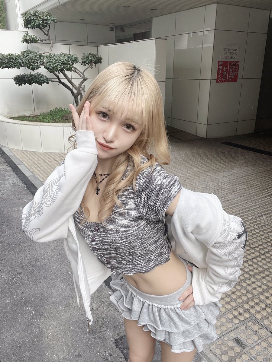 rr___yuuka's tweet photo. 優佳ちゃん今日もお尻見えてるよっ🍑 https://t.co/tKdhf8Cpcm