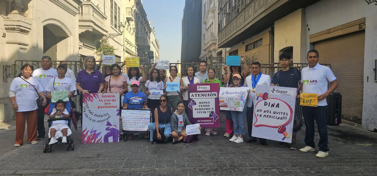 Ayer como <a href="/CMP_PERU/">Colegio Médico Perú</a>
nos unimos a <a href="/los_pacientes/">Los Pacientes Importan</a> y
<a href="/FEPER_Peru/">FEPER_Oficial</a> frente a la <a href="/pcmperu/">Consejo de Ministros</a>
para exigir la reglamentación de la Ley 31738, ¡Que lleva más de 650 días en espera! Esta ley es clave porque prioriza la atención de personas con enfermedades raras
 #NoQuieroMorir #ReglamentoYa
