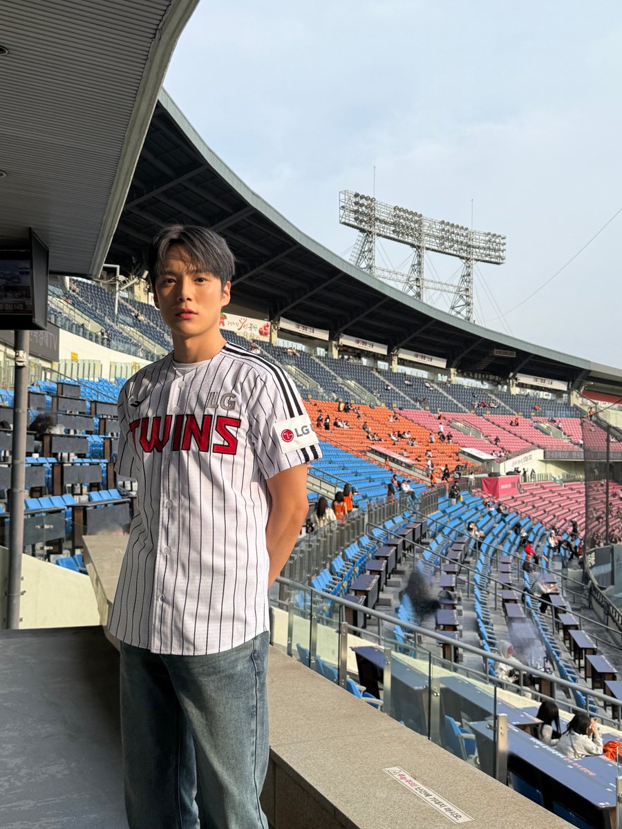 OfficialMONSTAX's tweet photo. 📸
250326 #몬스타엑스 #민혁
#LG트윈스 시구 완료⚾

LG트윈스 홈경기 시구 완료
응원해 주신 관객분들께 감사드립니다🙇‍♂

#MINHYUK
#MONSTAX #MONSTA_X
#LGTWINS https://t.co/gt2FgBj59p