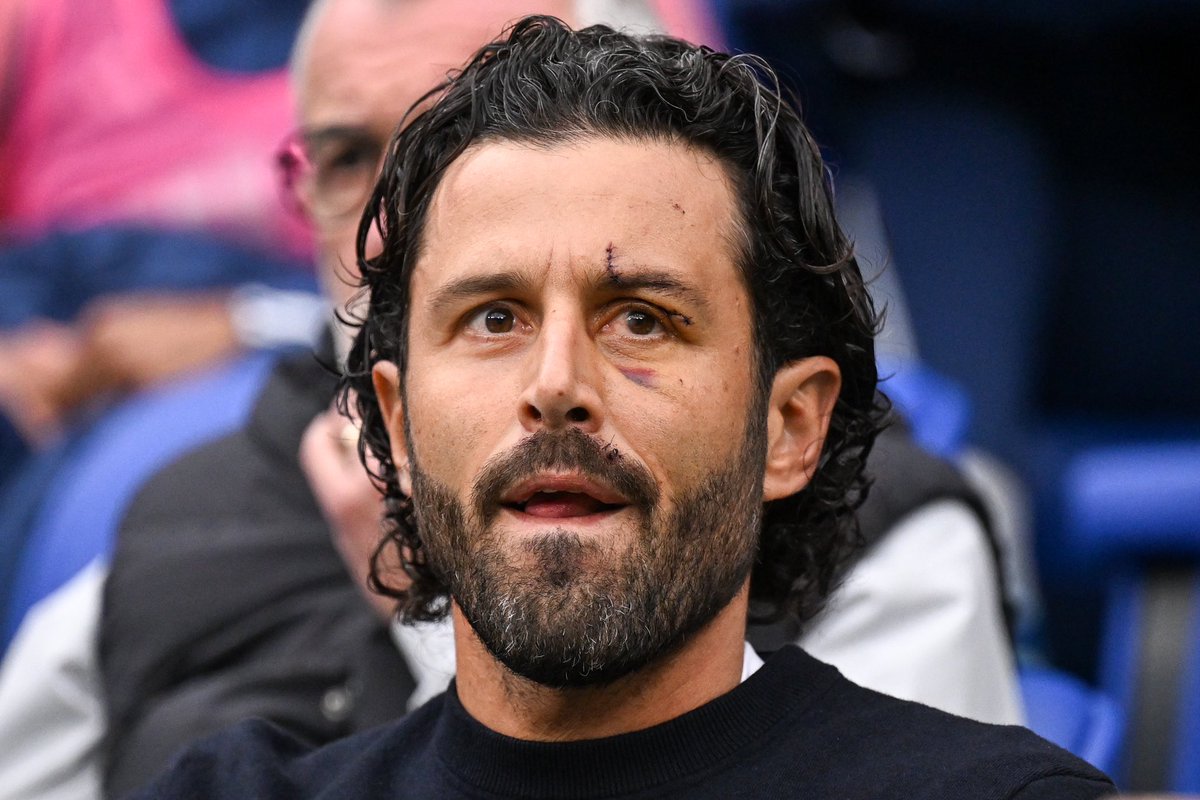 ActuFoot_'s tweet photo. Fabio Grosso 🇮🇹 revient sur l’attaque du bus de l’OL lors du déplacement à Marseille en octobre 2023 :
« Les ultras de Marseille avaient lancé une bouteille contre notre bus juste au moment où je m'étais tourné pour baisser le rideau.
Et cela m'a peut-être sauvé la vie parce que sinon, la bouteille m'aurait atteint à la tempe. Elle m'a touché sous l'oeil gauche, et 𝗷𝗲 𝗺'𝗲𝗻 𝘀𝘂𝗶𝘀 𝘁𝗶𝗿𝗲́ 𝗮𝘃𝗲𝗰 𝟭𝟱 𝗽𝗼𝗶𝗻𝘁𝘀 𝗱𝗲 𝘀𝘂𝘁𝘂𝗿𝗲.
À cette occasion, 𝗷'𝗮𝗶 𝗰𝗼𝗺𝗽𝗿𝗶𝘀 𝗰𝗲 𝗾𝘂𝗲 𝗰𝗲𝗹𝗮 𝘀𝗶𝗴𝗻𝗶𝗳𝗶𝗲 𝗿𝗶𝘀𝗾𝘂𝗲𝗿 𝗱𝗲 "𝗺𝗼𝘂𝗿𝗶𝗿 𝘀𝘂𝗿 𝗹𝗲 𝗰𝗼𝘂𝗽" : c'est l'histoire d'un instant, d'une situation qui prend une tournure plutôt qu'une autre.
Hier, 𝗼𝗻 𝗺'𝗮 𝗿𝗲𝘁𝗶𝗿𝗲́ 𝘁𝗿𝗼𝗶𝘀 𝗮𝘂𝘁𝗿𝗲𝘀 𝗺𝗼𝗿𝗰𝗲𝗮𝘂𝘅 𝗱𝗲 𝘃𝗲𝗿𝗿𝗲 que les médecins français avaient oublié ! »
🎙️ @repubblica