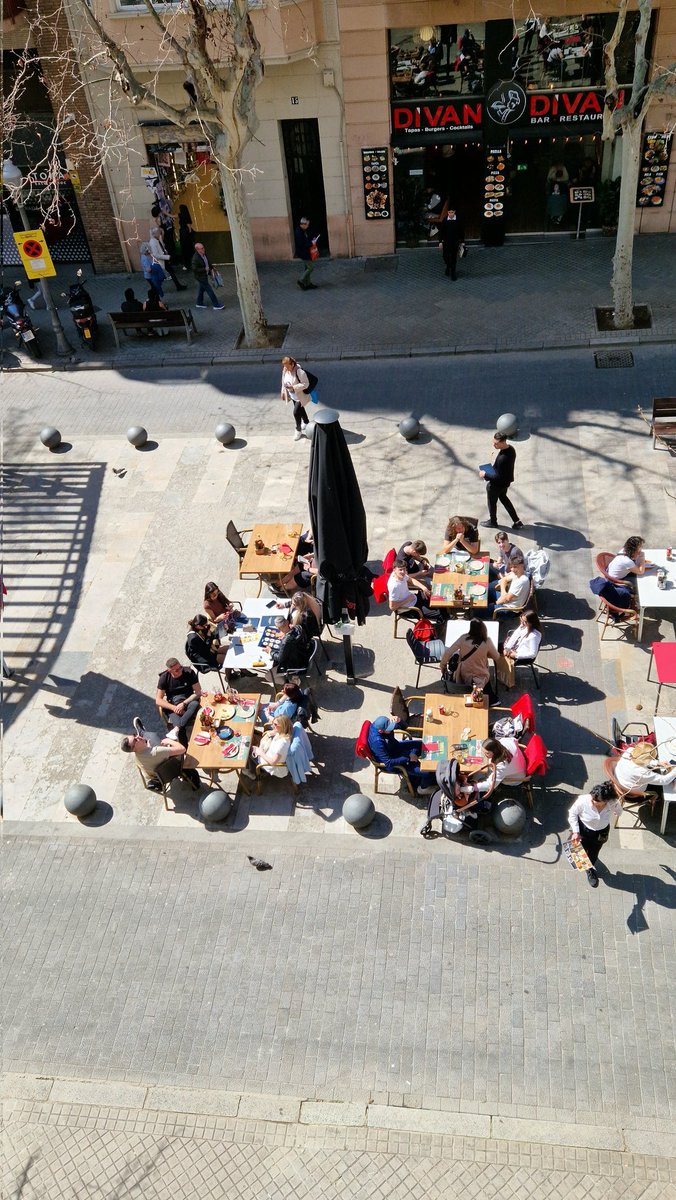 On estan els inspectors? comença el mal son. Taules i gent de mes. Rest. El divan i rest. La piazzenza. Denunciades moltissimes vegades. Fins que no retirin llicencies no acabarem el problema d anys.<a href="/bcn_ajuntament/">Ajuntament de Barcelona</a> <a href="/FAVBcn/">Favb</a> <a href="/beteve/">betevé</a> <a href="/OnVasBarcelona/">On Vas Barcelona (Stop Collboni/Colau)</a>