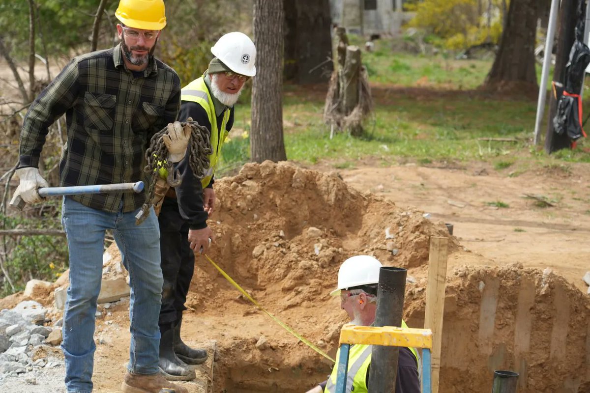 🚨#BREAKING A group of Amish and Mennonite crews have quietly confirmed they have constructed a STAGGERING 150 temporary bridges in Western North Carolina.

By Friday, the group will have spent $185,000 building a bridge for 16 families still stranded.

GOD BLESS THE AMISH!