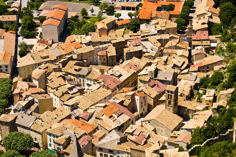 📍Un pis per viure o per especular?

🏠💰 Lloguers pels núvols i poca oferta dificulten l’emancipació juvenil. Quin paper hi juguen els pisos turístics i les segones residències?

📖 El llibre Els reptes per a l’emancipació dels joves a les comarques de Lleida ho analitza!